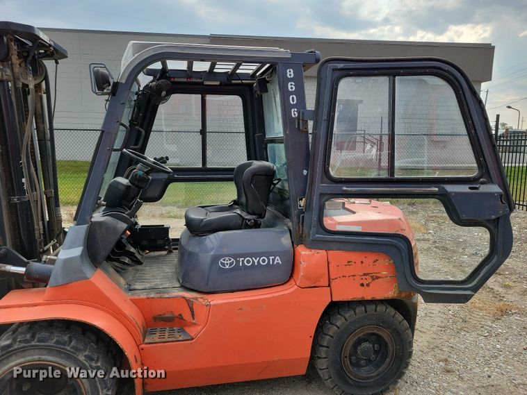 image for item DZ6503 2001 Toyota 7FGU35 forklift