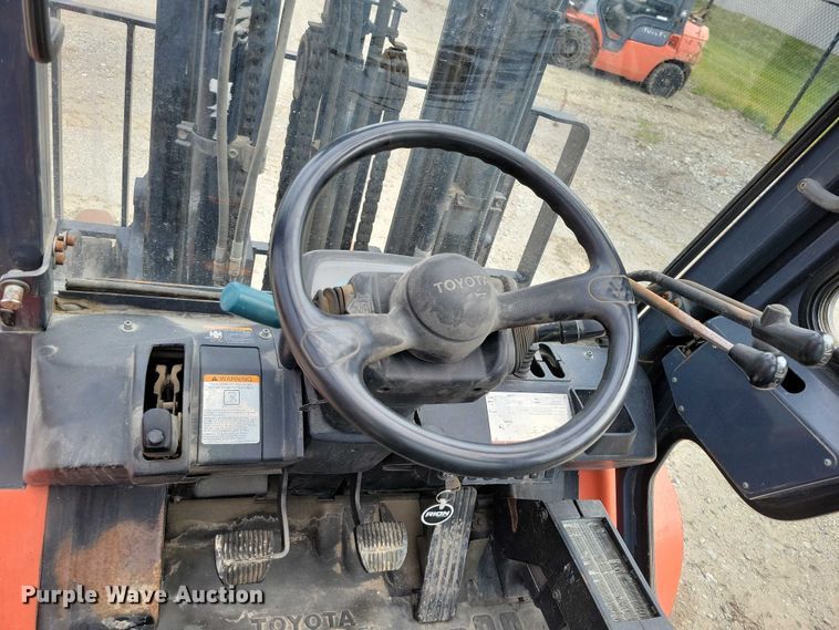 image for item DZ6503 2001 Toyota 7FGU35 forklift