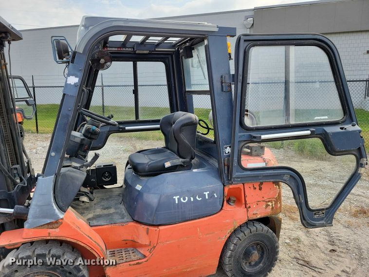 image for item DZ6504 Toyota 7FGU25 forklift