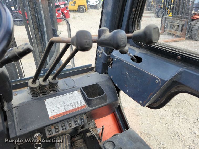 image for item DZ6504 Toyota 7FGU25 forklift