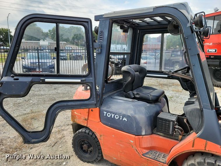 image for item DZ6504 Toyota 7FGU25 forklift