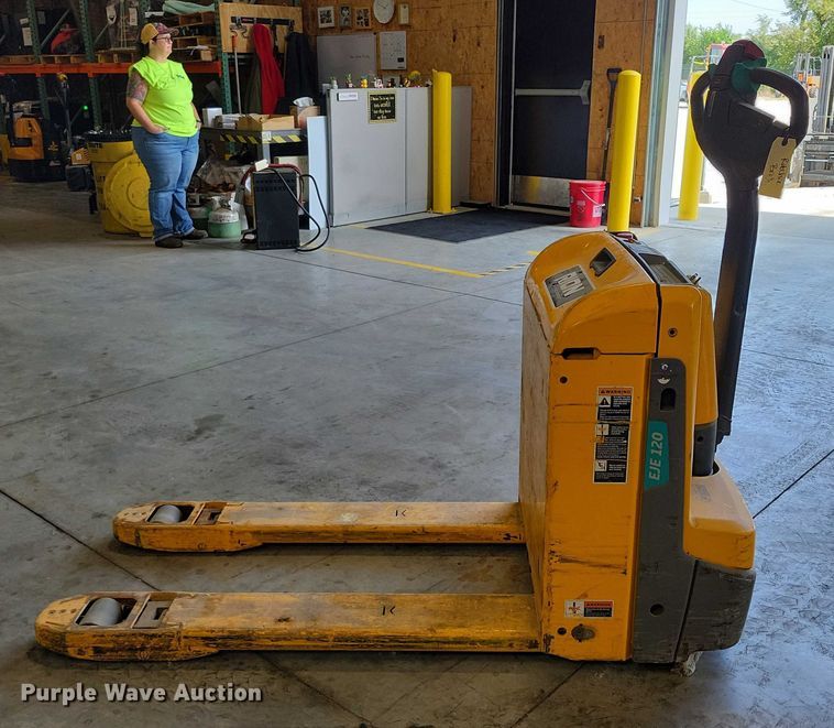 image for item DZ6515 Jungheinrich EJE 120 pallet jack