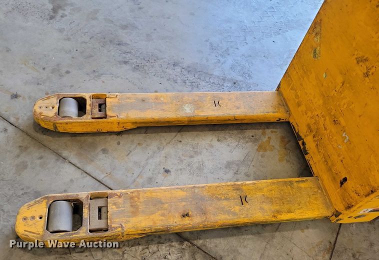 image for item DZ6515 Jungheinrich EJE 120 pallet jack