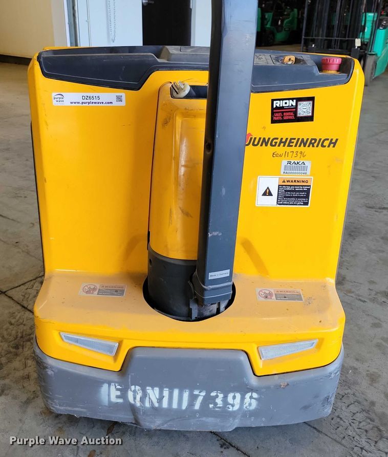 image for item DZ6515 Jungheinrich EJE 120 pallet jack