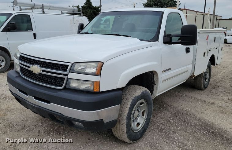 image for item DZ6538 2006 Chevrolet Silverado 2500HD utility bed pickup truck