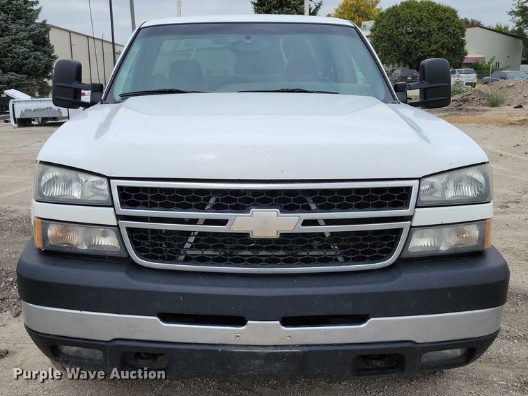 image for item DZ6538 2006 Chevrolet Silverado 2500HD utility bed pickup truck