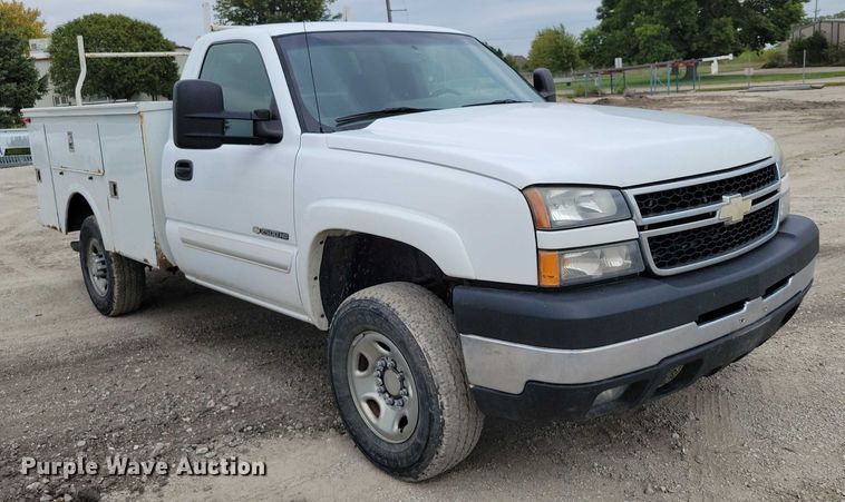 image for item DZ6538 2006 Chevrolet Silverado 2500HD utility bed pickup truck