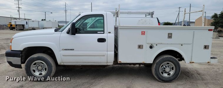 image for item DZ6538 2006 Chevrolet Silverado 2500HD utility bed pickup truck