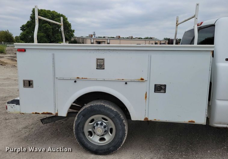 image for item DZ6538 2006 Chevrolet Silverado 2500HD utility bed pickup truck