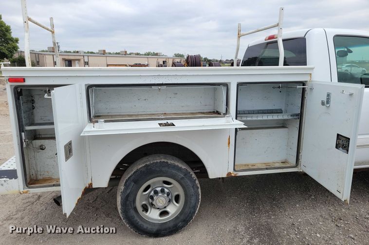 image for item DZ6538 2006 Chevrolet Silverado 2500HD utility bed pickup truck