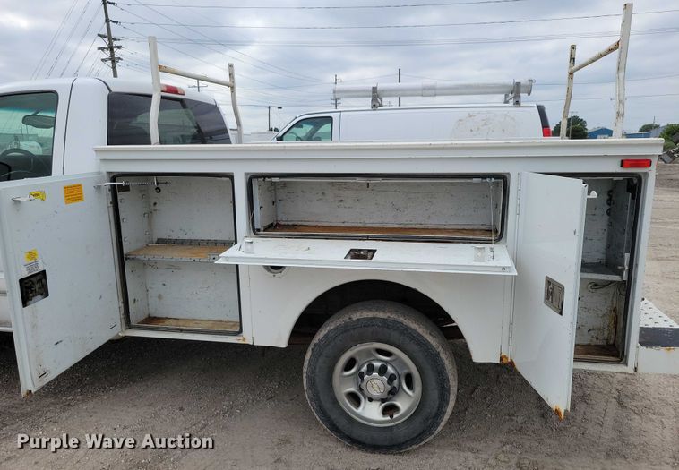 image for item DZ6538 2006 Chevrolet Silverado 2500HD utility bed pickup truck