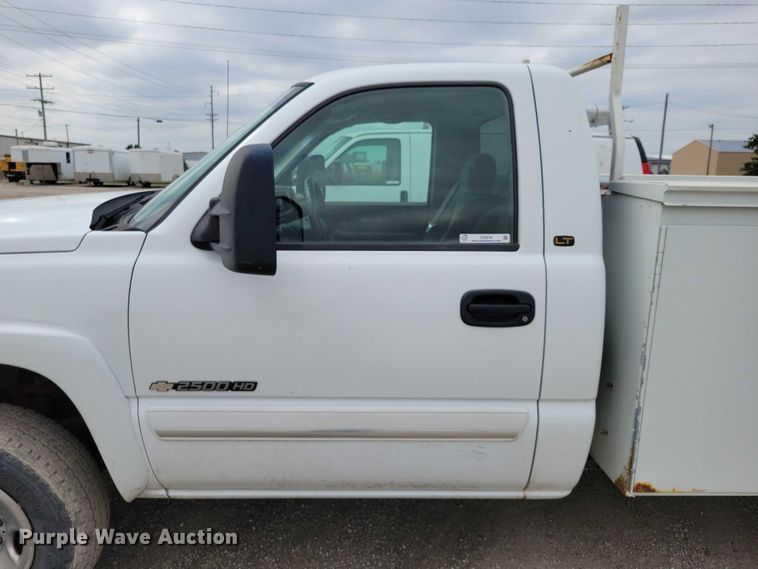 image for item DZ6538 2006 Chevrolet Silverado 2500HD utility bed pickup truck