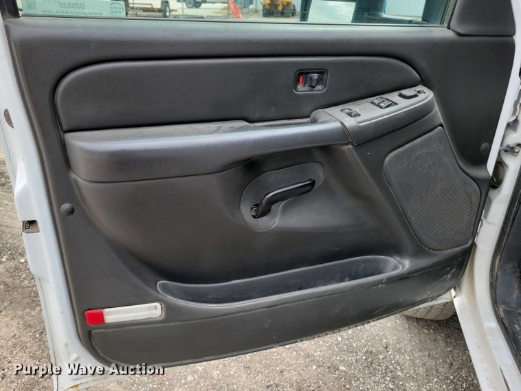 image for item DZ6538 2006 Chevrolet Silverado 2500HD utility bed pickup truck