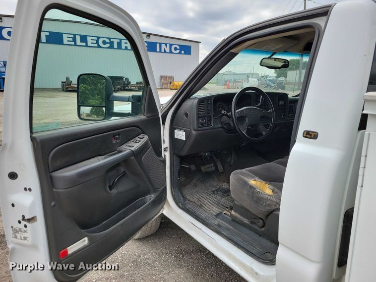 image for item DZ6538 2006 Chevrolet Silverado 2500HD utility bed pickup truck