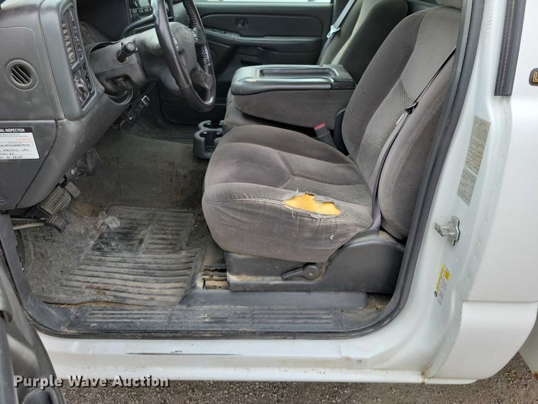 image for item DZ6538 2006 Chevrolet Silverado 2500HD utility bed pickup truck