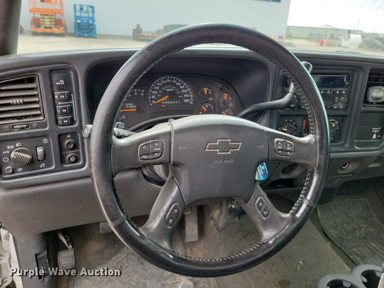 image for item DZ6538 2006 Chevrolet Silverado 2500HD utility bed pickup truck