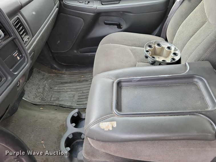 image for item DZ6538 2006 Chevrolet Silverado 2500HD utility bed pickup truck