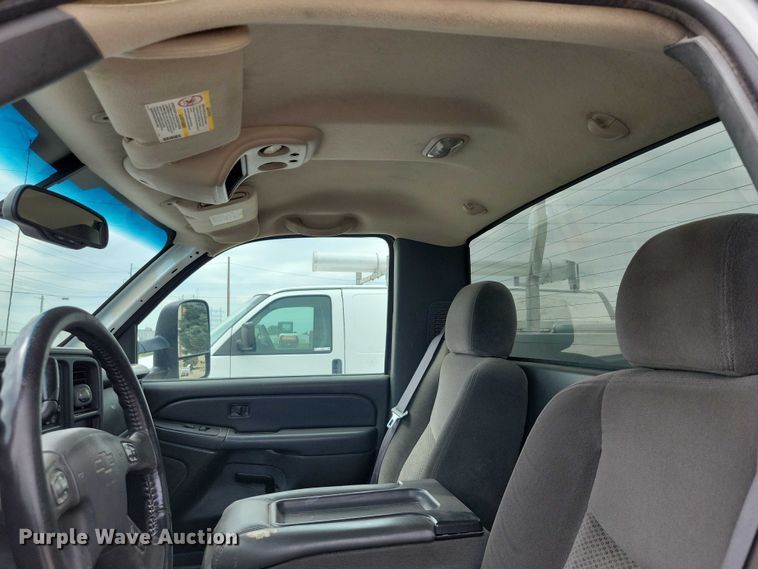 image for item DZ6538 2006 Chevrolet Silverado 2500HD utility bed pickup truck