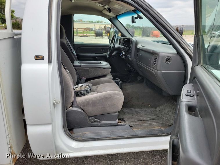 image for item DZ6538 2006 Chevrolet Silverado 2500HD utility bed pickup truck