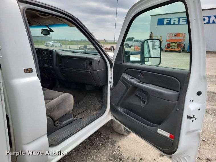 image for item DZ6538 2006 Chevrolet Silverado 2500HD utility bed pickup truck