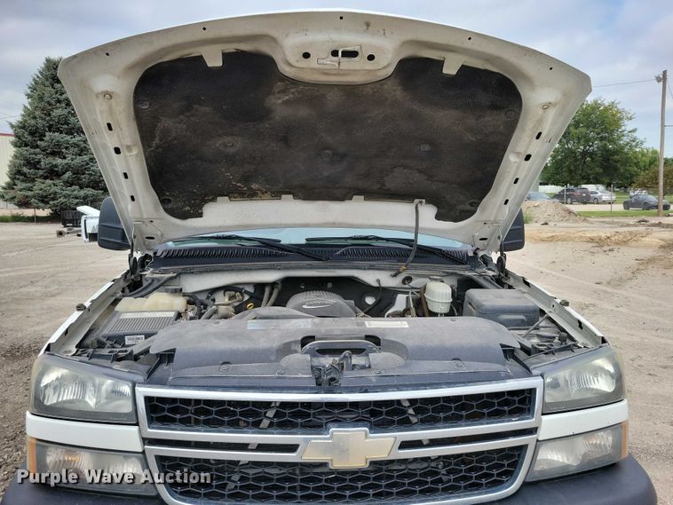 image for item DZ6538 2006 Chevrolet Silverado 2500HD utility bed pickup truck