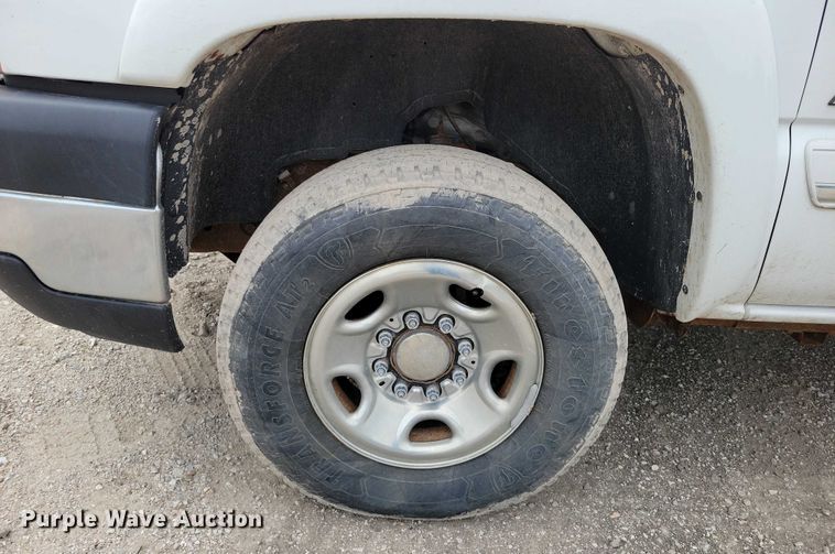 image for item DZ6538 2006 Chevrolet Silverado 2500HD utility bed pickup truck