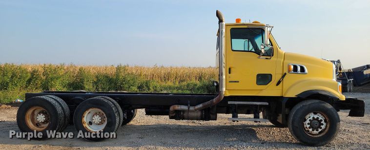 image for item DZ6541 2008 Sterling LT9500 truck cab and chassis
