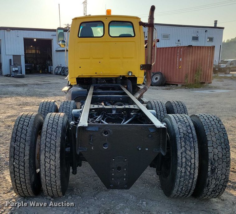 image for item DZ6541 2008 Sterling LT9500 truck cab and chassis