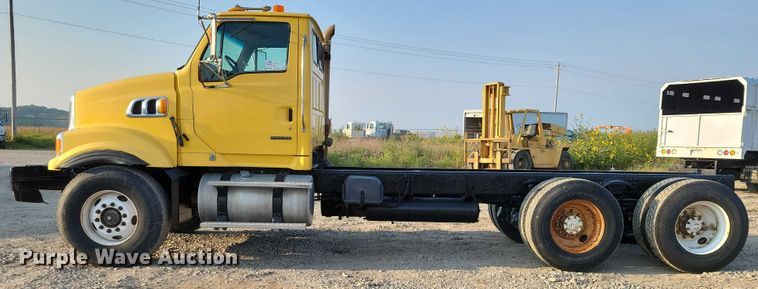 image for item DZ6541 2008 Sterling LT9500 truck cab and chassis