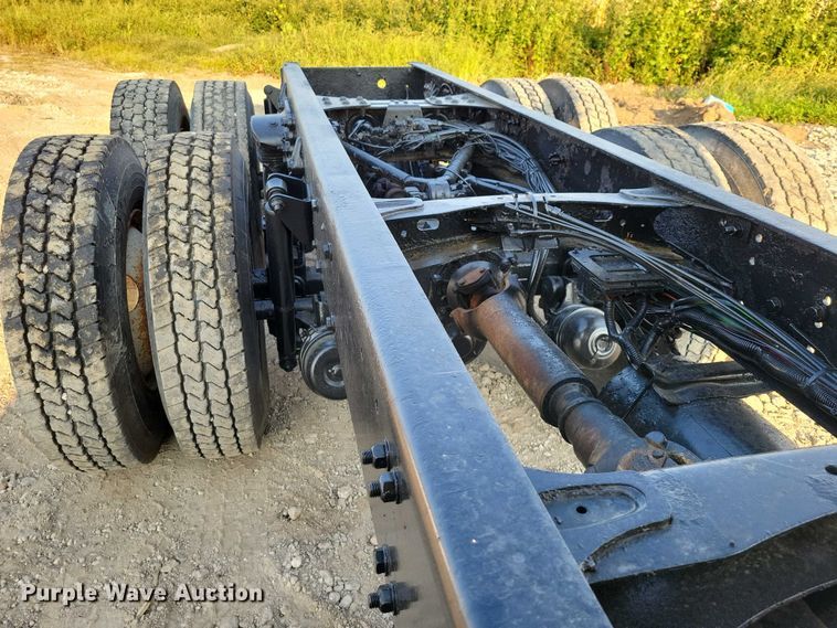 image for item DZ6541 2008 Sterling LT9500 truck cab and chassis