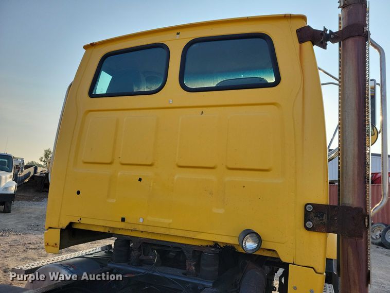 image for item DZ6541 2008 Sterling LT9500 truck cab and chassis