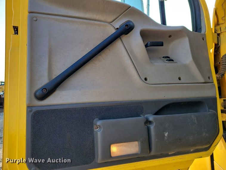 image for item DZ6541 2008 Sterling LT9500 truck cab and chassis