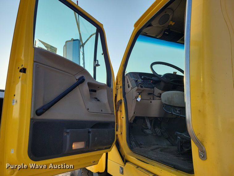 image for item DZ6541 2008 Sterling LT9500 truck cab and chassis