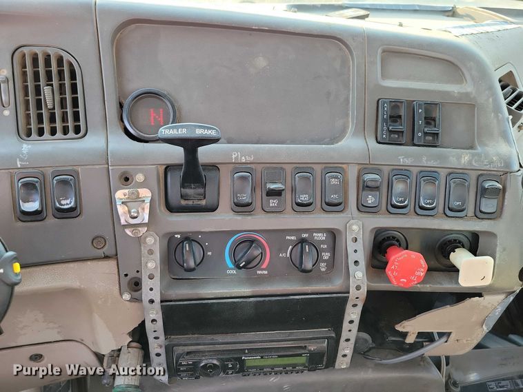 image for item DZ6541 2008 Sterling LT9500 truck cab and chassis