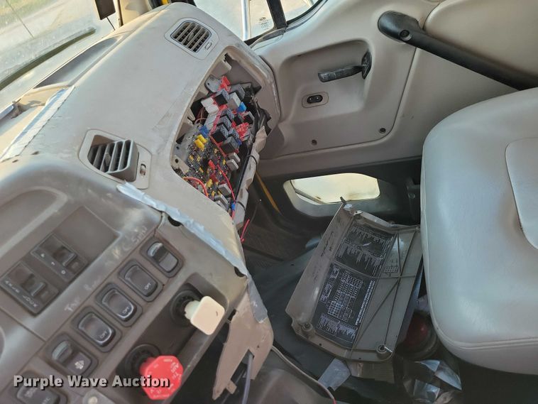 image for item DZ6541 2008 Sterling LT9500 truck cab and chassis