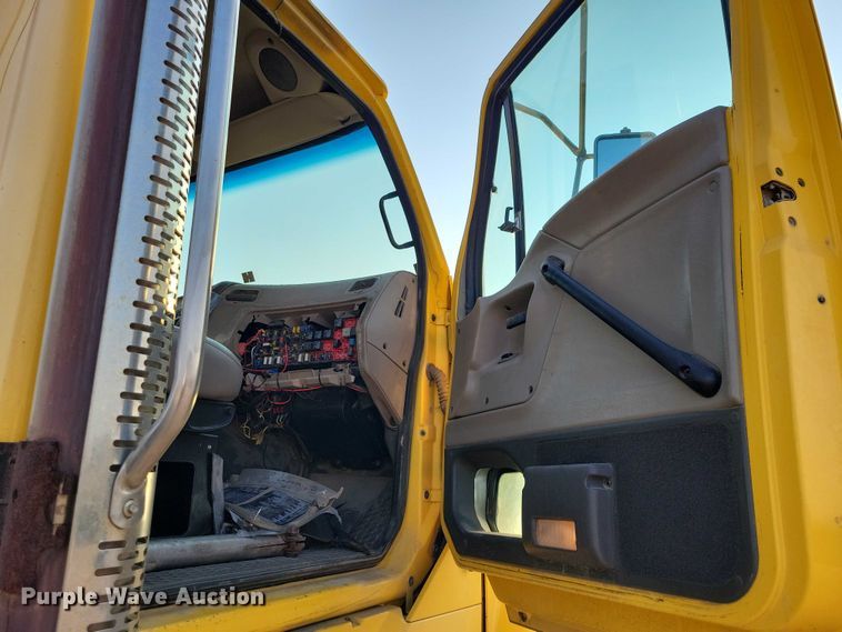 image for item DZ6541 2008 Sterling LT9500 truck cab and chassis