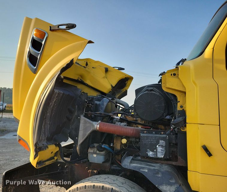 image for item DZ6541 2008 Sterling LT9500 truck cab and chassis