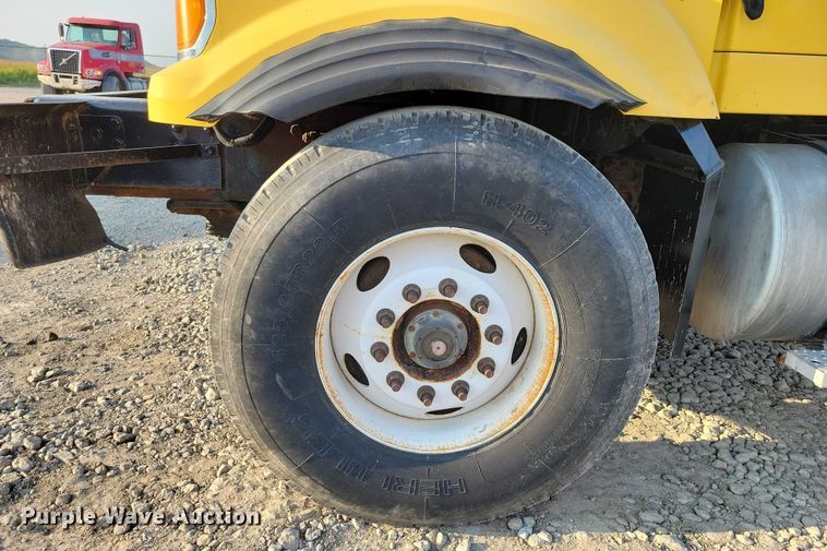 image for item DZ6541 2008 Sterling LT9500 truck cab and chassis