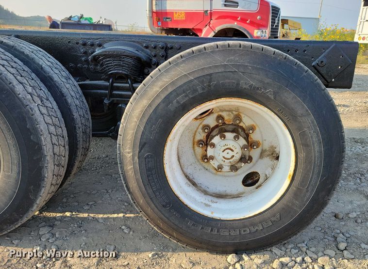 image for item DZ6541 2008 Sterling LT9500 truck cab and chassis