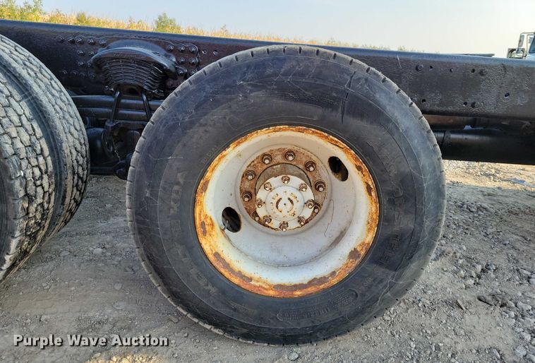 image for item DZ6541 2008 Sterling LT9500 truck cab and chassis