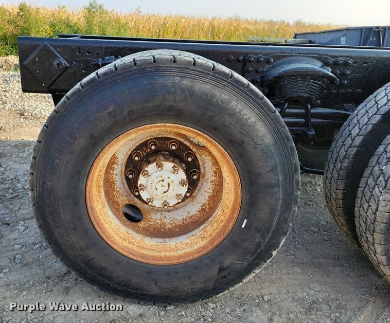 image for item DZ6541 2008 Sterling LT9500 truck cab and chassis