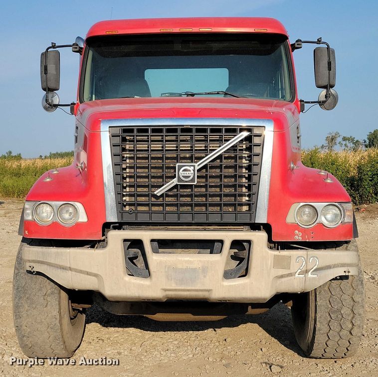 image for item DZ6542 2006 Volvo VHD truck cab and chassis