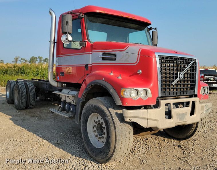 image for item DZ6542 2006 Volvo VHD truck cab and chassis