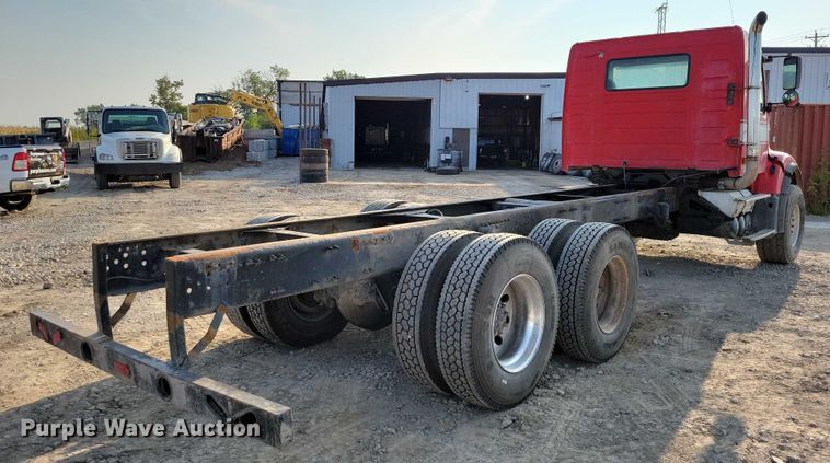 image for item DZ6542 2006 Volvo VHD truck cab and chassis