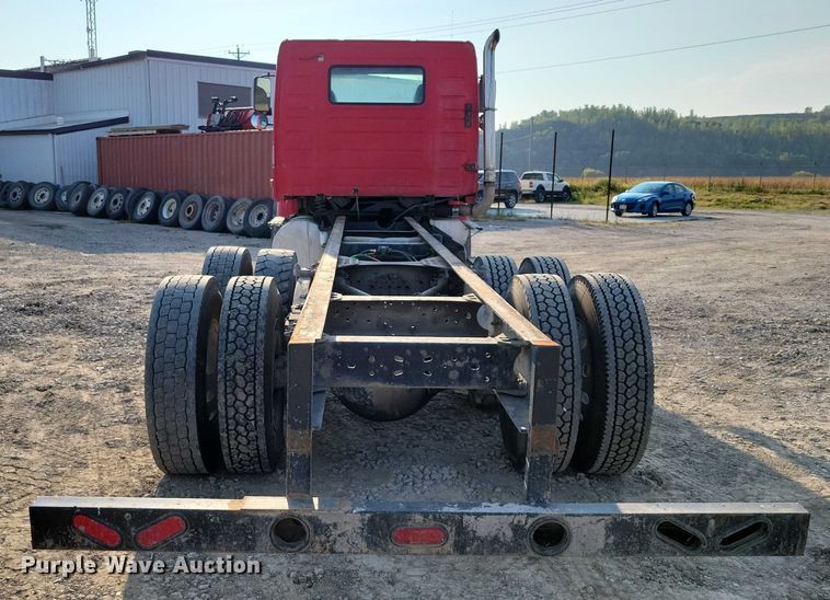 image for item DZ6542 2006 Volvo VHD truck cab and chassis