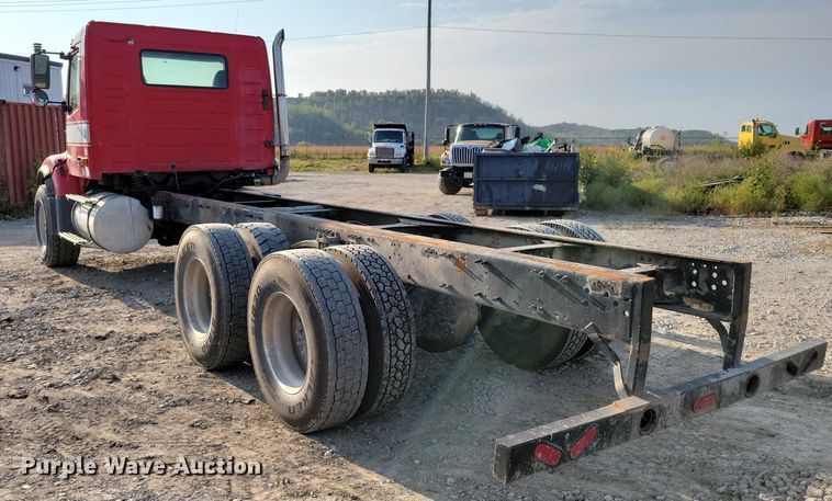 image for item DZ6542 2006 Volvo VHD truck cab and chassis