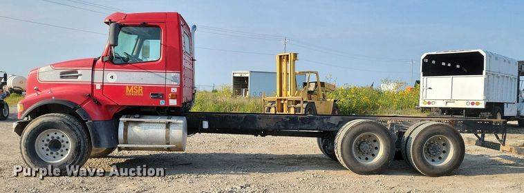 image for item DZ6542 2006 Volvo VHD truck cab and chassis