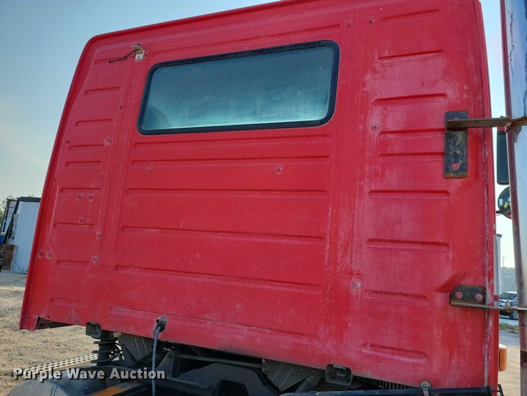 image for item DZ6542 2006 Volvo VHD truck cab and chassis