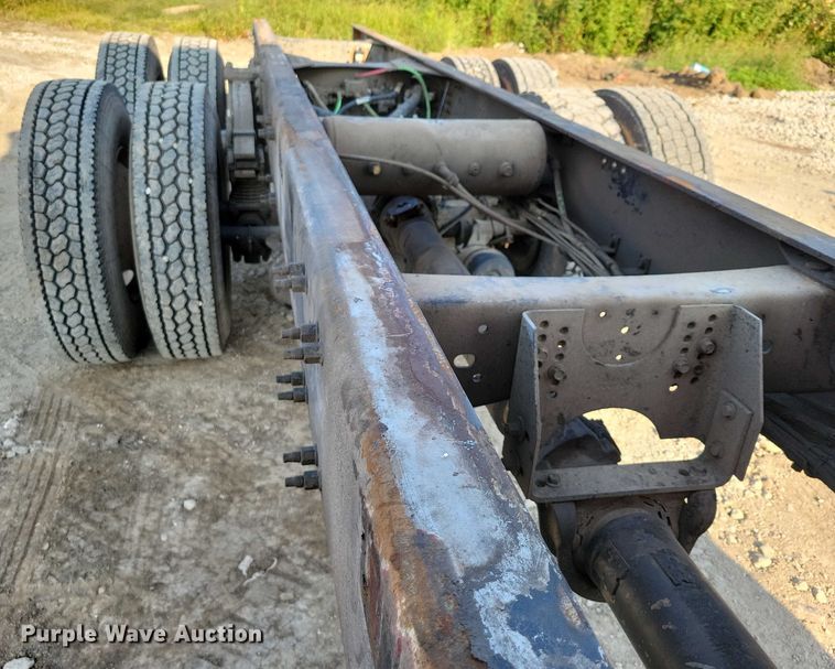 image for item DZ6542 2006 Volvo VHD truck cab and chassis