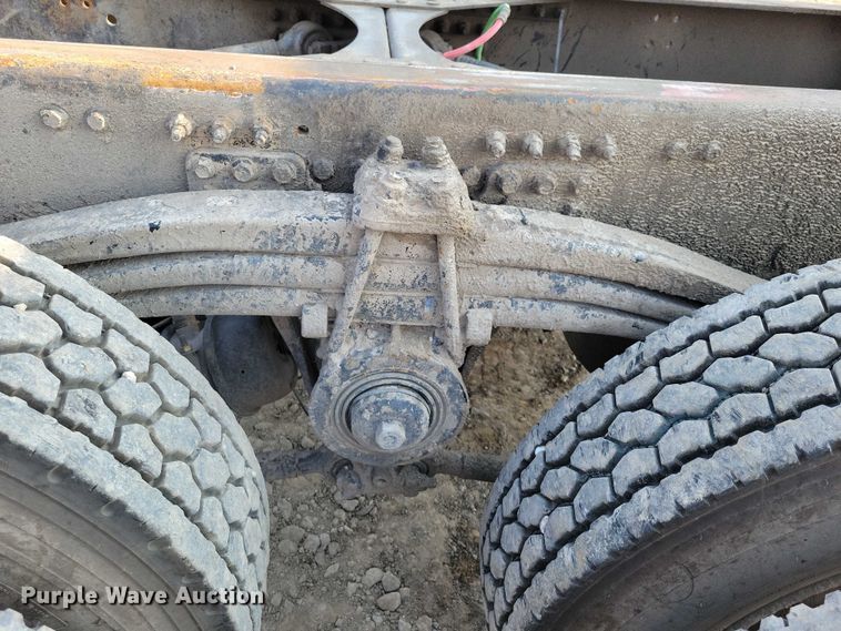 image for item DZ6542 2006 Volvo VHD truck cab and chassis